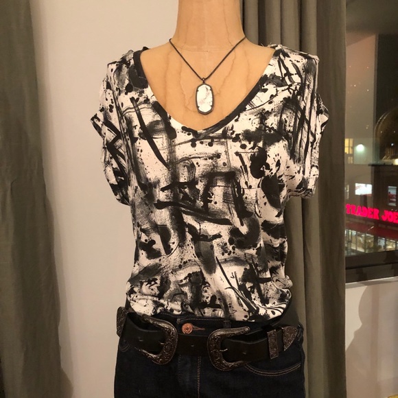 ❌SOLD❌ EUC Zara White Black Print V-Neck Short Sleeve T-Shirt Top Size Medium - Picture 3 of 10